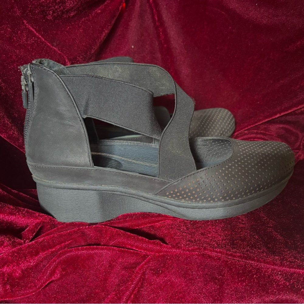 🤗Black Comfy Dansko Laura Nubuck Cross Strap Wedge Shoes🤗 - Picture 2 of 4